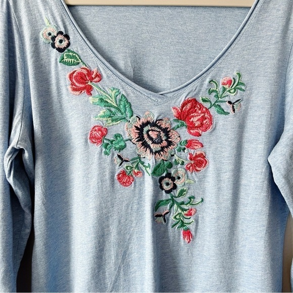 Garnet Hill Women’s Floral Embroidered V-Neck 3/4 Sleeve Tee Light Blue Large - Picture 4 of 9